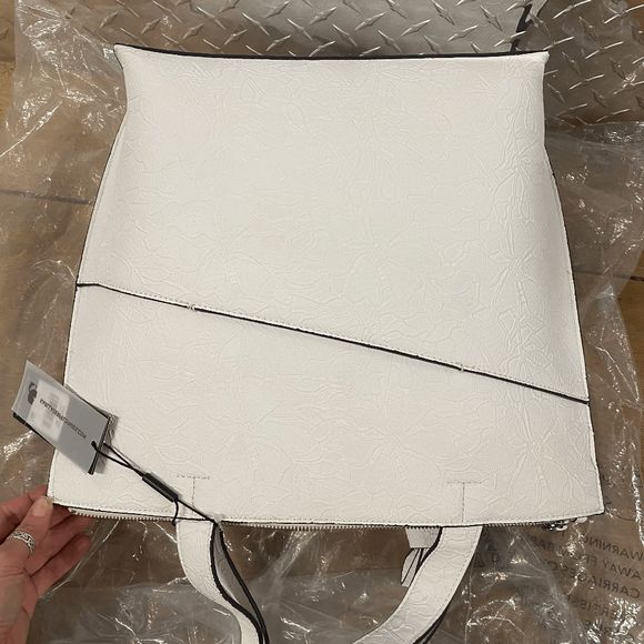 KARL LAGERFELD PARIS NWT Chantelle Floral Lace Tote -Winter White Purse, MP $168 - Picture 5 of 12